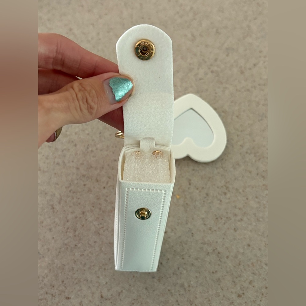 NWT White Lipstick Holder Keychain With Heart-Shaped Mirror - Picture 3 of 8